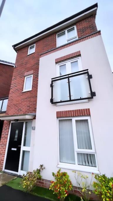 3 Stories, 5 Bedroom House In Prime Location With Balcony And Shared Garden 리버풀 외부 사진